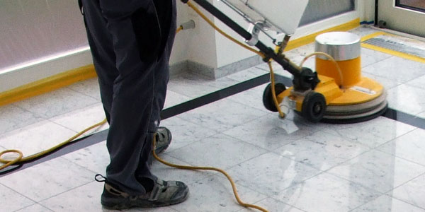 Servicios de limpieza y abrillantado en oficinas